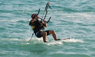  在水中表演令人难以置信的动作